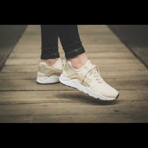 Oatmeal Nike Huarache